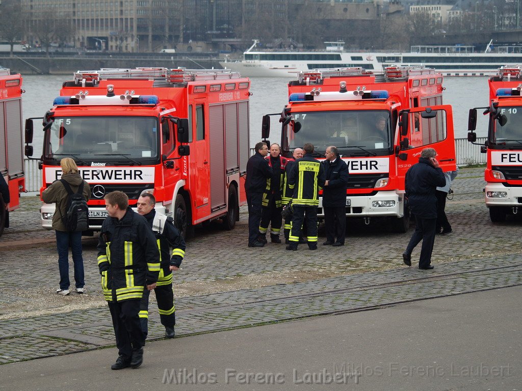 Neue LF`s fuer Koeln Uebergabe in Koeln Deutz an den Wachen  P125.JPG